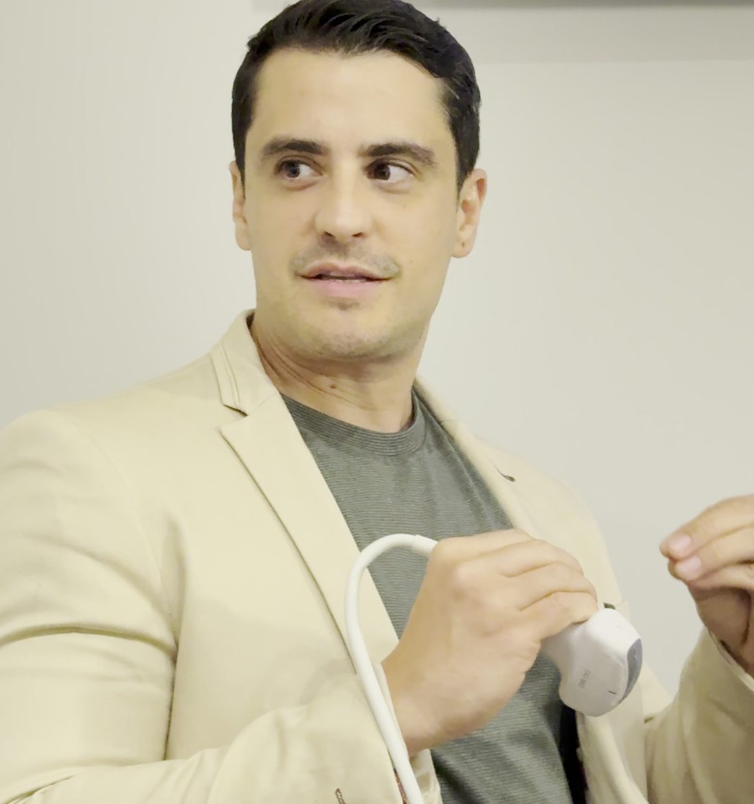 Dr. Rafael explica o exame à paciente, com o transdutor na mão